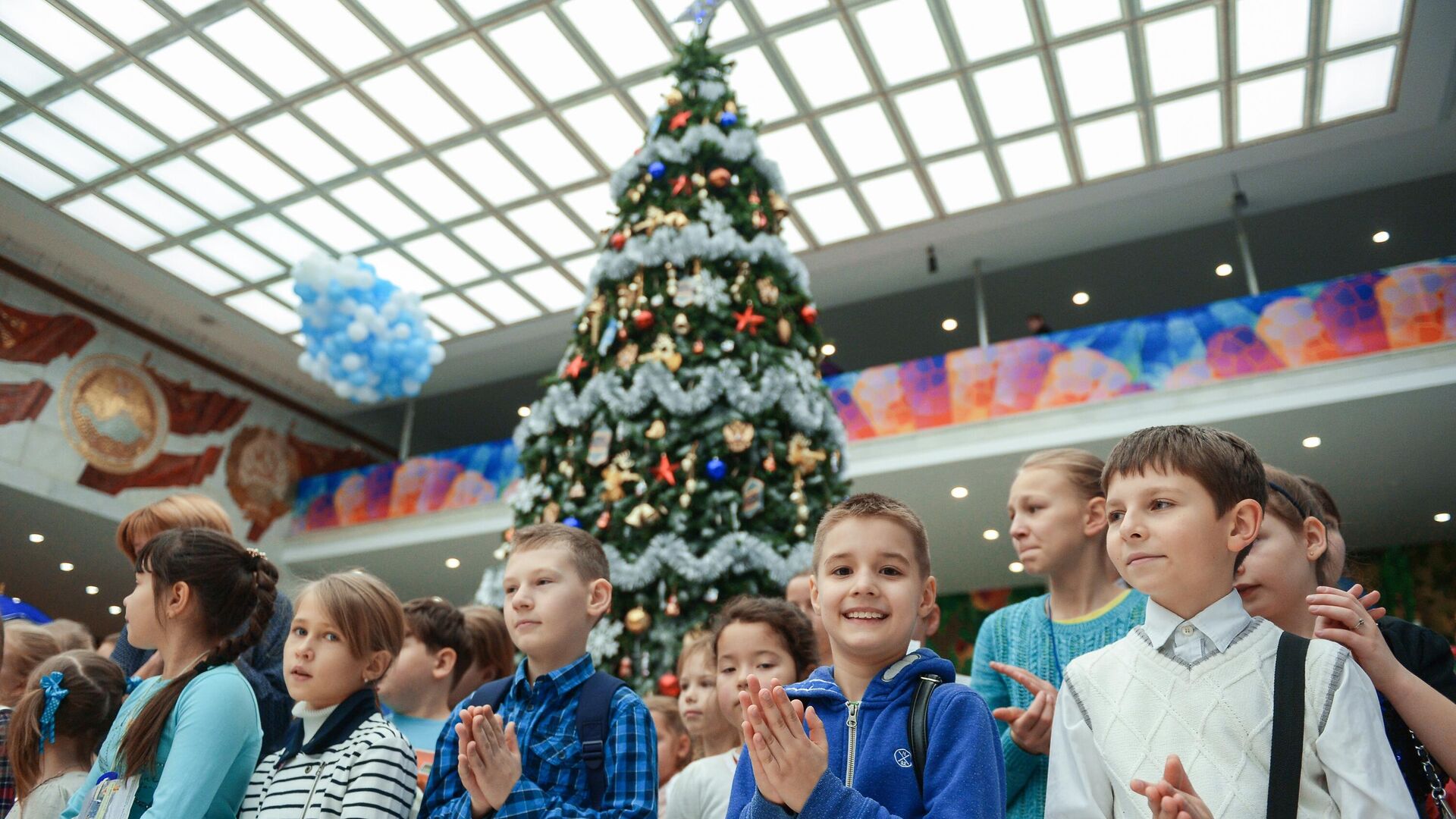 Дети во время новогоднего представления в Государственном Кремлевском дворце - Sputnik Беларусь, 1920, 27.12.2022