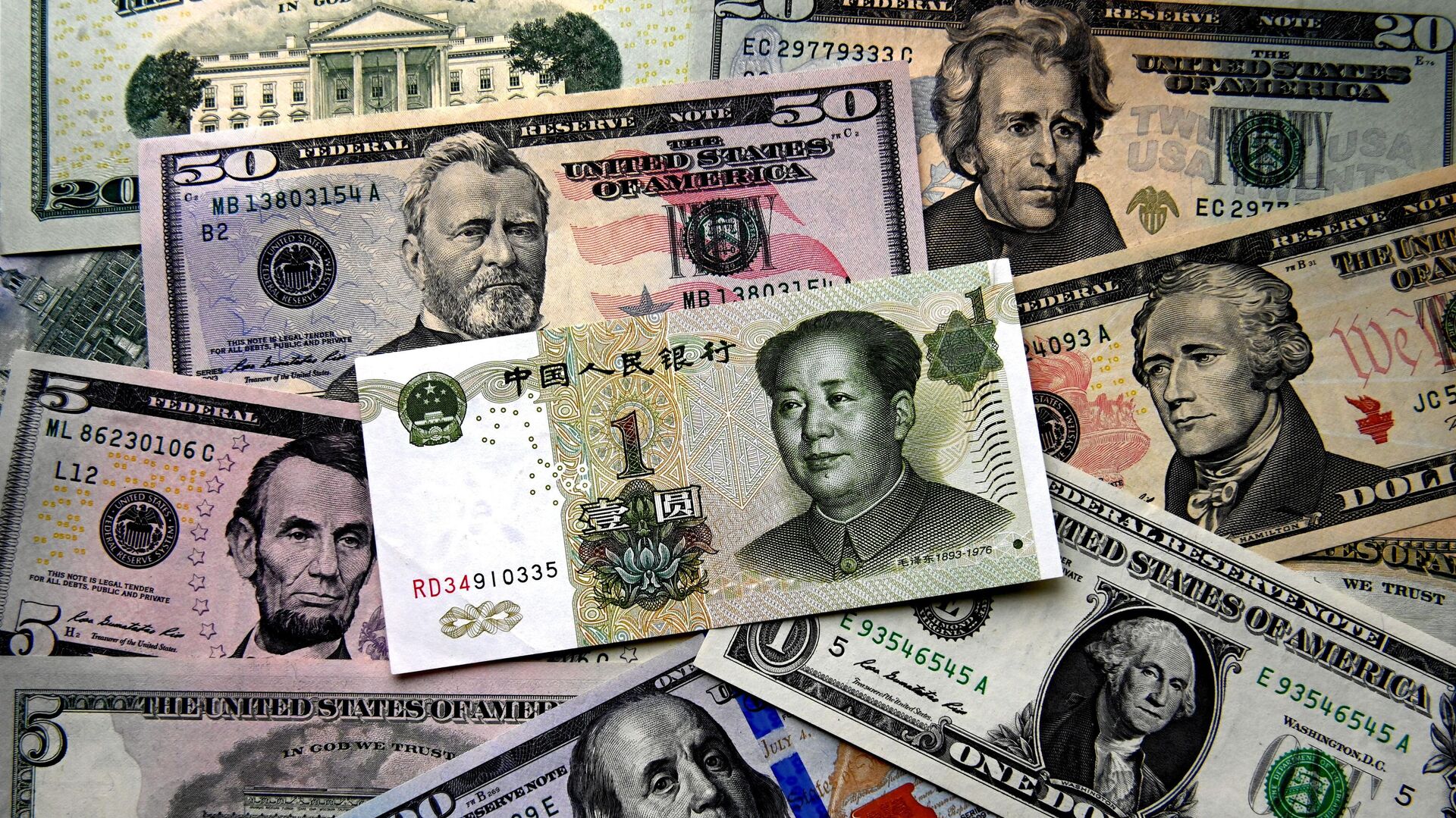 Денежные купюры китайских юаней и долларов США - Sputnik Беларусь, 1920, 28.12.2022