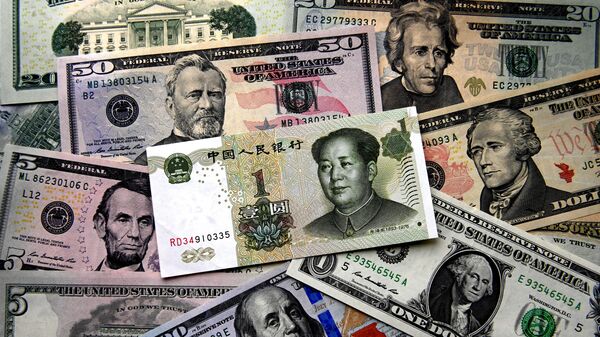 Денежные купюры китайских юаней и долларов США - Sputnik Беларусь