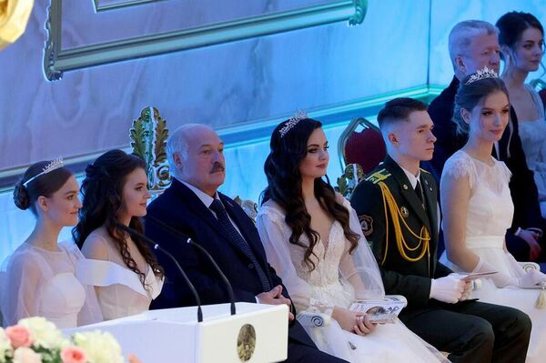 Новогодний бал для молодежи прошел во Дворце Независимости - Sputnik Беларусь