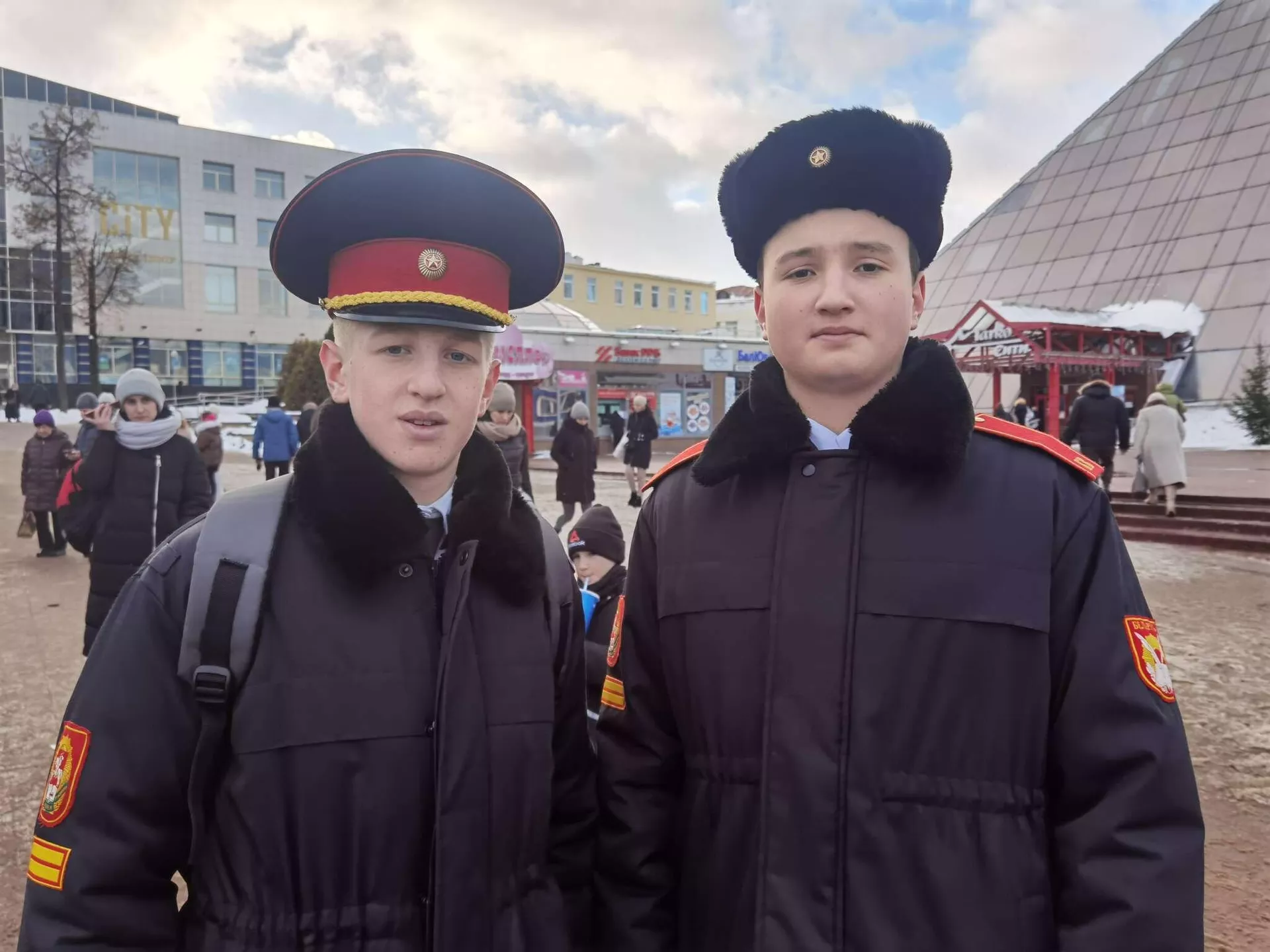 Стас (слева) старается сделать сюрприз на Новый год - Sputnik Беларусь, 1920, 29.12.2022