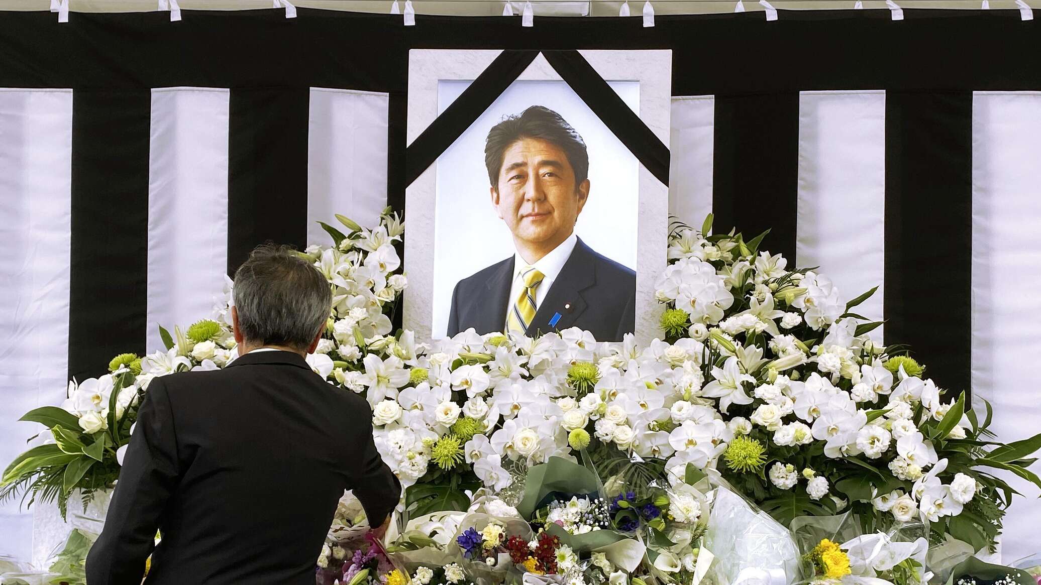 Премьер министр убили. Министр Японии Синдзо Абэ. Синдзо Абэ могила. Синдзо Абэ похороны. Синдзо Абэ кремировали.