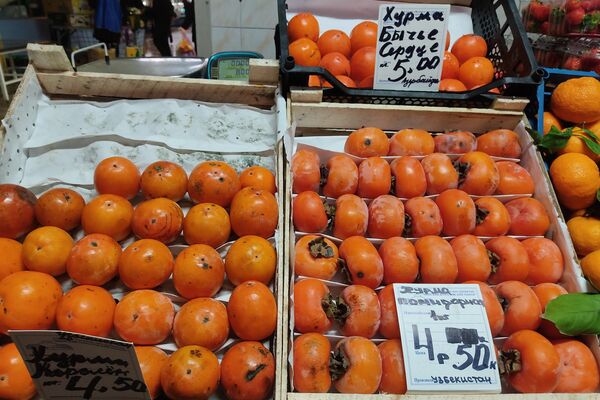 Новогодний стол: сколько стоят мясо, икра, овощи и фрукты на Комаровке - Sputnik Беларусь