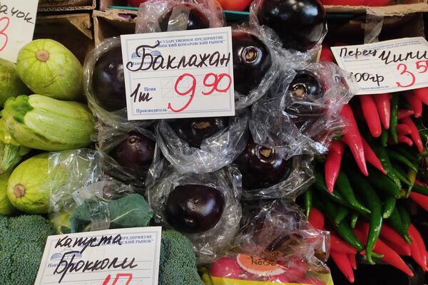 Новогодний стол: сколько стоят мясо, икра, овощи и фрукты на Комаровке - Sputnik Беларусь