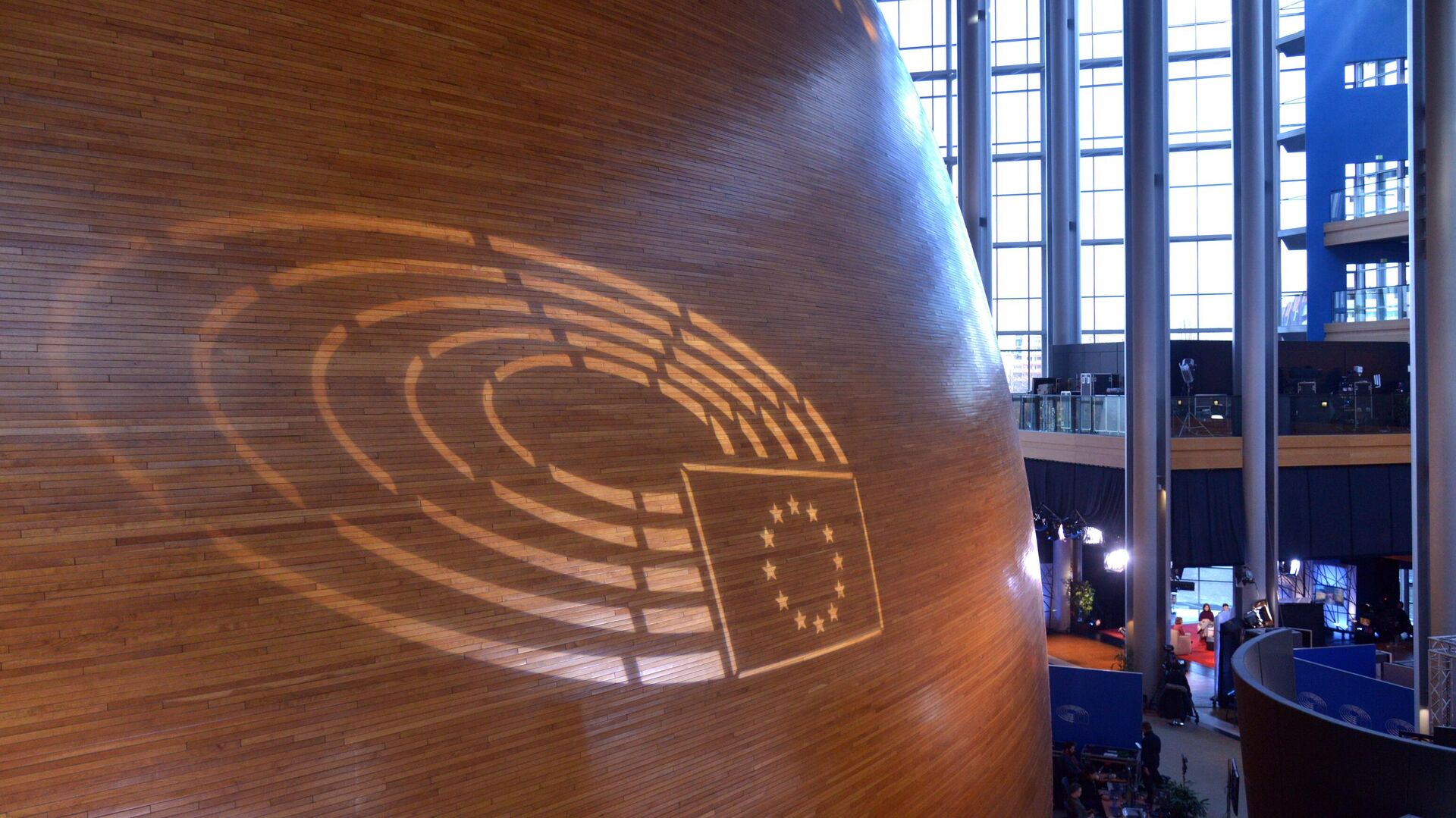 Логотип Евросоюза в главном здании Совета Европы в Страсбурге - Sputnik Беларусь, 1920, 30.12.2022