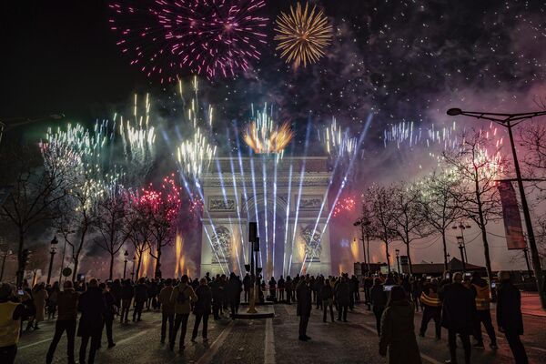 Звуковое и световое шоу проецируется на Триумфальную арку на Елисейских полях в Париже, в воскресенье, 1 января 2023 года. - Sputnik Беларусь
