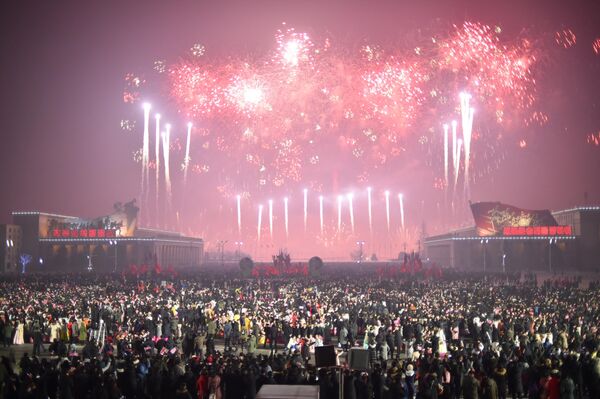 Запуск фейерверков во время празднования Нового года на площади Ким Ир Сена в Пхеньяне рано утром 1 января 2023 года - Sputnik Беларусь