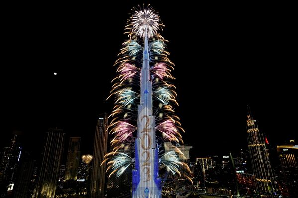 Фейерверк у Бурдж-Халифа – самого высокого здания в мире, в Дубае, Объединенные Арабские Эмираты, 1 января 2023 года. - Sputnik Беларусь