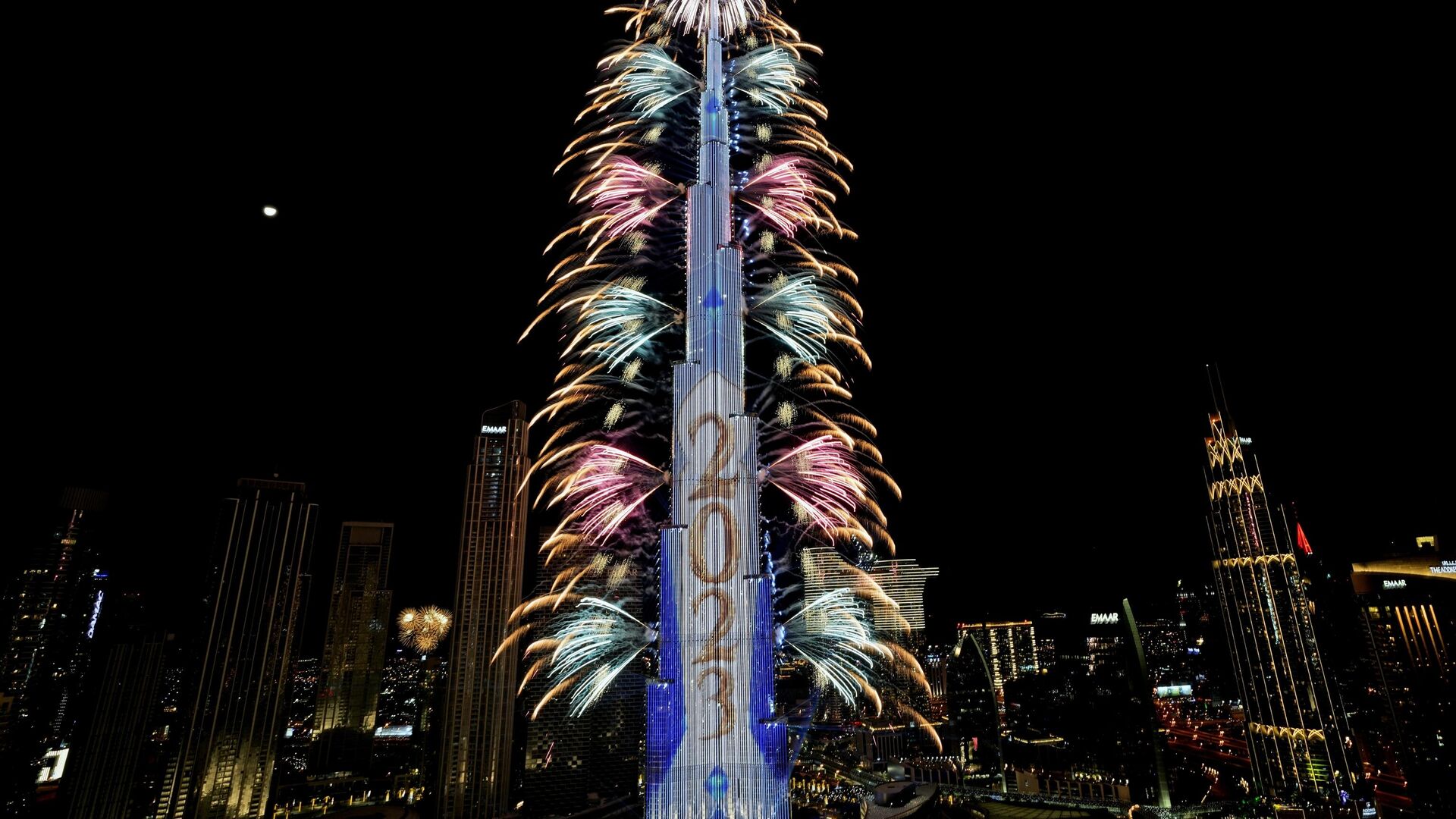 Фейерверк взрывается у Бурдж-Халифа, самого высокого здания в мире, во время празднования Нового года в Дубае, Объединенные Арабские Эмираты, в воскресенье, 1 января 2023 года - Sputnik Беларусь, 1920, 01.01.2023