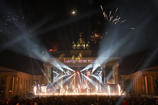 Феерверк над Брандэнбургскай брамай у Берліне падчас навагодняга святломузычнага шоу, 1 студзеня 2023 года. - Sputnik Беларусь