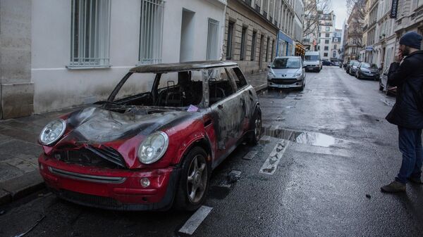 Сожженный автомобиль в Париже - Sputnik Беларусь