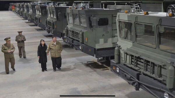 Ким Чен Ын с дочерью осмотрел склад с ракетами - Sputnik Беларусь