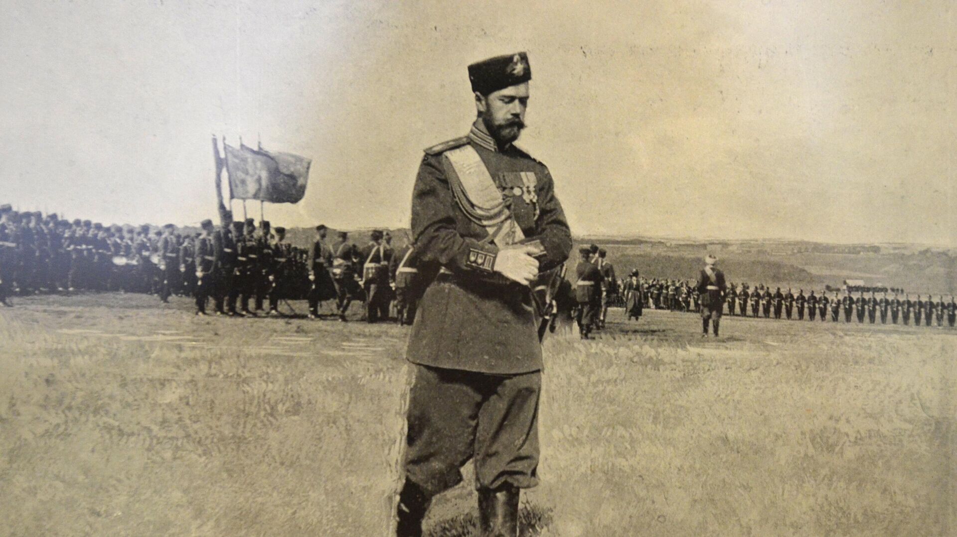 Николай II прибывает на маневры войск в 1913 году, подлинная фотография  - Sputnik Беларусь, 1920, 04.01.2023