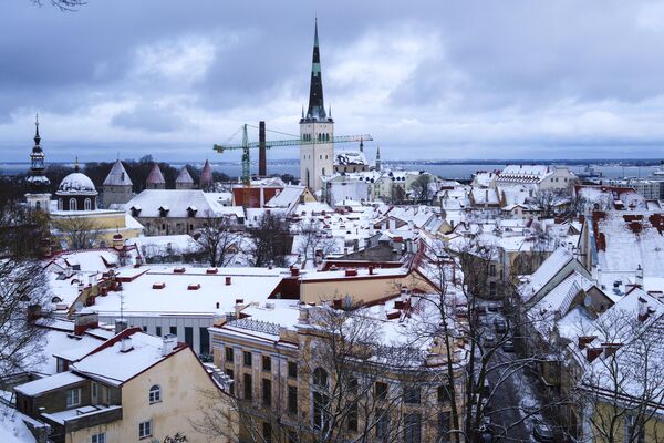 В центре Таллинна, Эстония, в первые дни нового 2023 года выпал снег, но дневная температура держится на отметке около 0 градусов по Цельсию. - Sputnik Беларусь