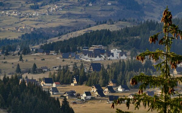 Полуденное солнце освещает отели и дома во Влашиче, горнолыжном курорте Боснии. - Sputnik Беларусь