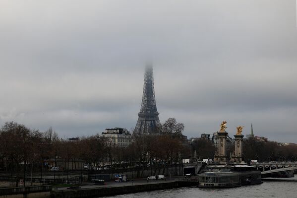 Эйфелева башня Парижа, третий и последний этаж которой скрыт за облаками. Во французской столице температура воздуха в первые дни года достигала 15-17 градусов по Цельсию. - Sputnik Беларусь