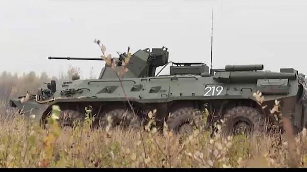 Белорусские военные испытывают новый БТР-82А ― видео - Sputnik Беларусь