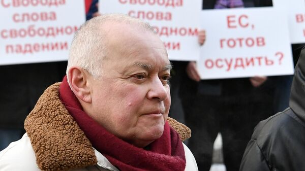 Генеральный директор медиагруппы Россия сегодня Дмитрий Киселев на акции в поддержку задержанного в Риге Марата Касема - Sputnik Беларусь