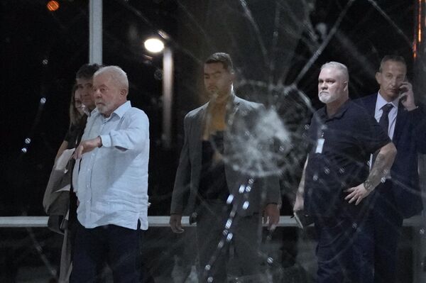 Президент Бразилии Луис Инасиу Лула да Силва осматривает ущерб, нанесенный дворцу Планалто - Sputnik Беларусь