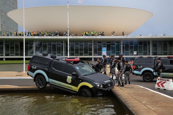 Члены Федеральной законодательной полиции стоят рядом с автомобилем, который въехал в фонтан - Sputnik Беларусь