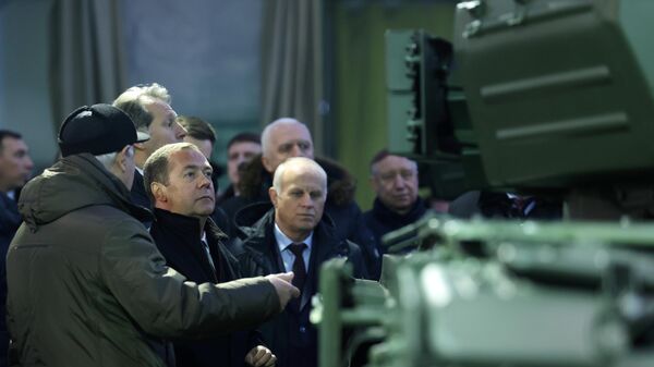Заместитель председателя Совета безопасности РФ Дмитрий Медведев во время посещения АО 61 бронетанковый ремонтный завод - Sputnik Беларусь