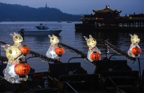 Фонари в виде кроликов на лодках на Западном озере в Ханчжоу, в восточной китайской провинции Чжэцзян. - Sputnik Беларусь