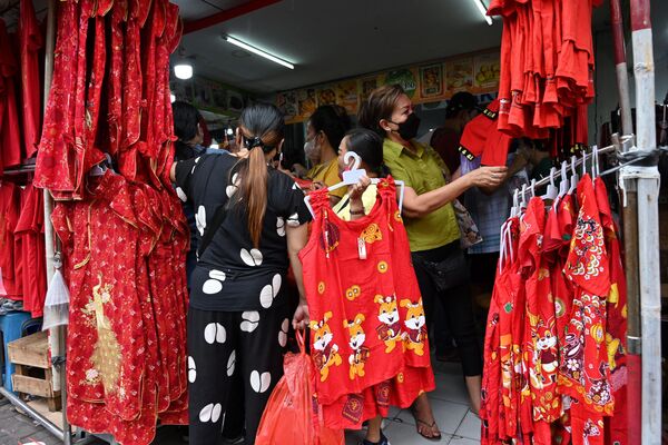 Люди покупают новогоднюю одежду в Джакарте. - Sputnik Беларусь