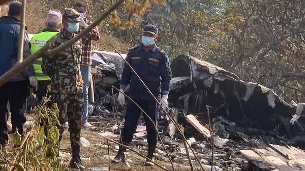 Спасатели собираются на месте авиакатастрофы в Покхаре 15 января 2023 года. Это самая смертоносная авиакатастрофа в гималайской стране за три десятилетия. - Sputnik Беларусь