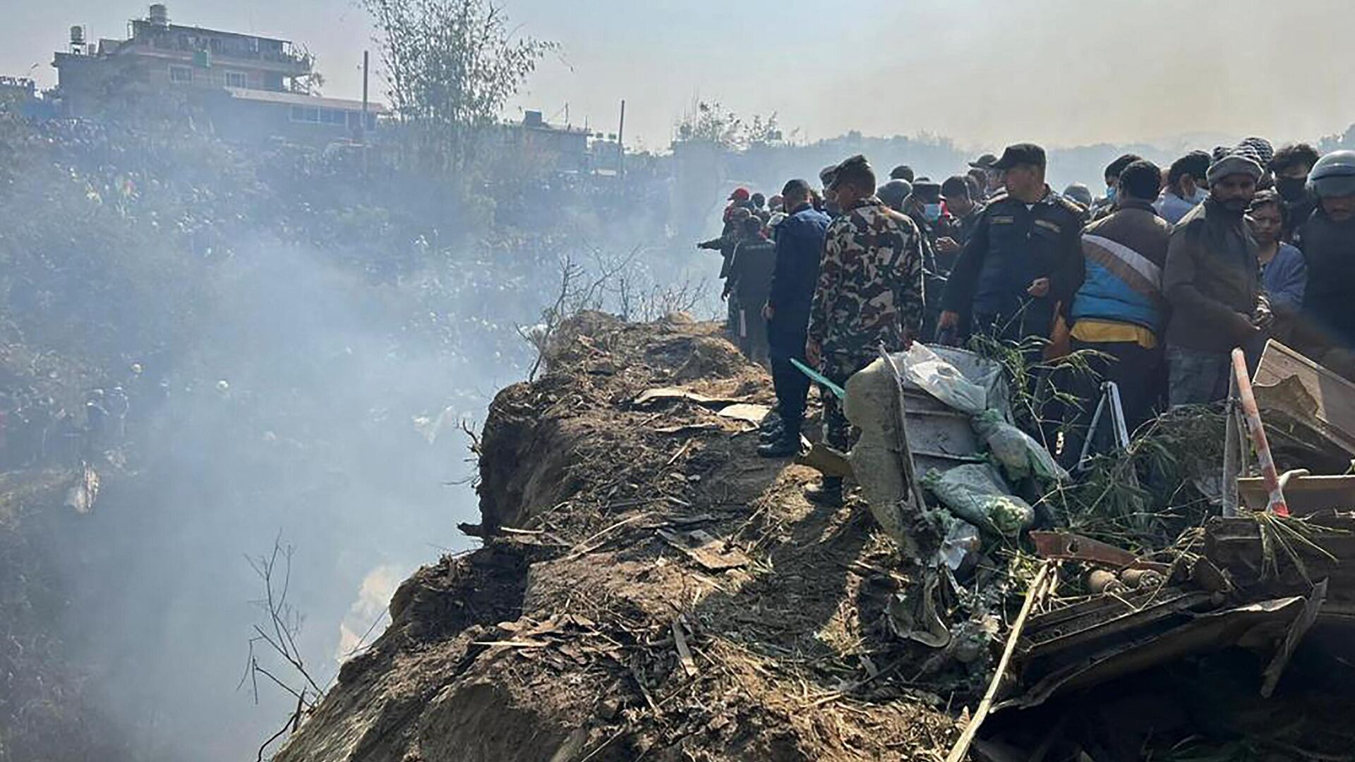 Спасатели собираются на месте авиакатастрофы в Покхаре 15 января 2023 года. Это самая смертоносная авиакатастрофа в гималайской стране за три десятилетия. - Sputnik Беларусь, 1920, 15.01.2023