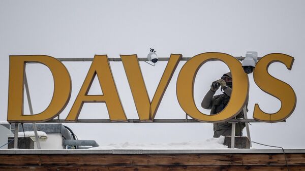 Полицейский следит за территорией с крыши отеля Конгресс в день открытия ежегодного собрания Всемирного экономического форума (ВЭФ) в Давосе 16 января 2023 года - Sputnik Беларусь