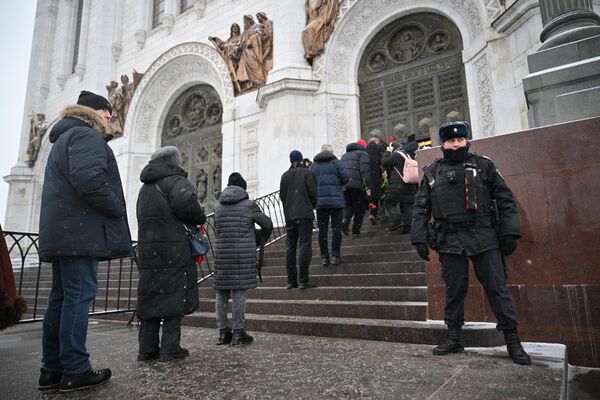 Люди в очереди на входе в храм Христа Спасителя, где проходит церемония прощания с актрисой. - Sputnik Беларусь