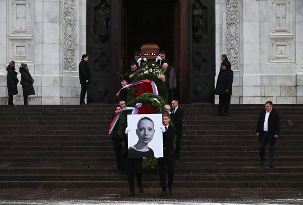 Возложить цветы пришли сотни людей. После прощания они проводили гроб аплодисментами. - Sputnik Беларусь
