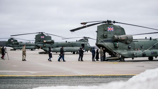 Британские военные вертолеты Chinook начали прибывать в Эстонию - Sputnik Беларусь