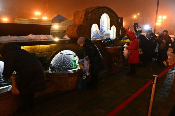 Без мороза и с дождем: крещенские купания у Всехсвятской церкви - Sputnik Беларусь