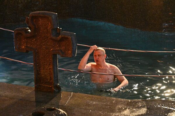 Без мороза и с дождем: крещенские купания у Всехсвятской церкви - Sputnik Беларусь