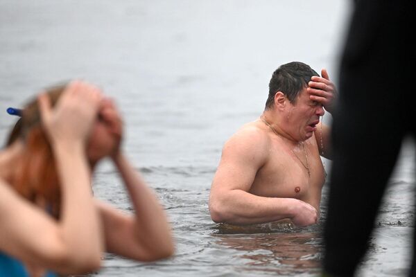 Мужчины крестятся.&quot;Ну, Петрович, с Богом!&quot;, – и оба синхронно на пару секунд уходят под воду. - Sputnik Беларусь