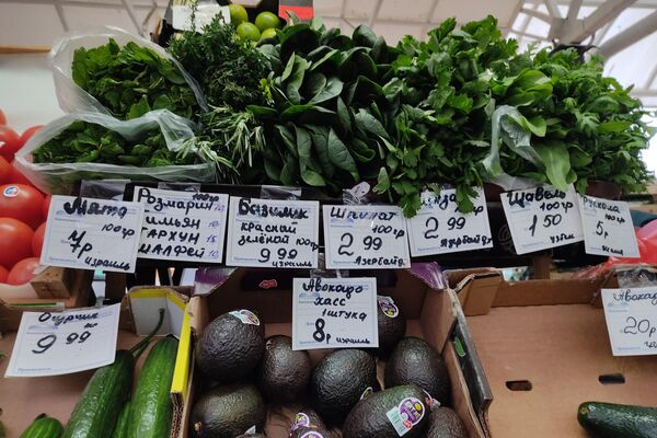 Фрукты и овощи на Комаровском рынке  - Sputnik Беларусь