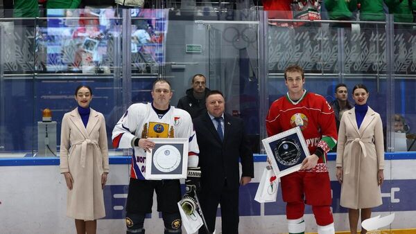 Николай Лукашенко (справа) и Виталий Герасименко получили призы как лучшие игроки встречи - Sputnik Беларусь