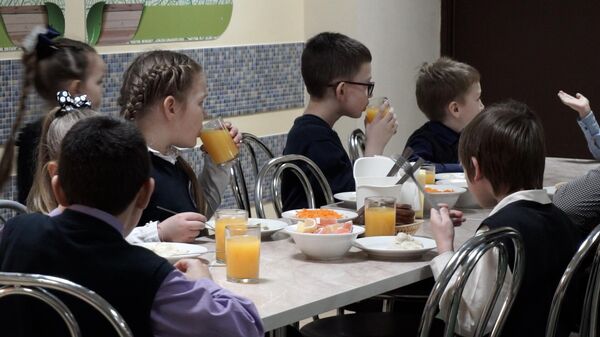 Дети в школьной столовой (видео) - Sputnik Беларусь