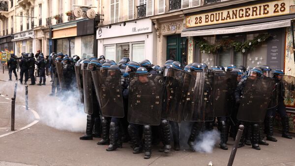 Полиция в Париже во время акции протеста - Sputnik Беларусь