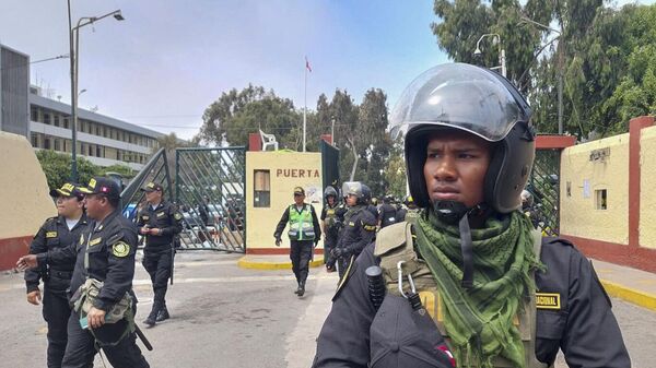 Полиция в Перу во время акций протестов - Sputnik Беларусь