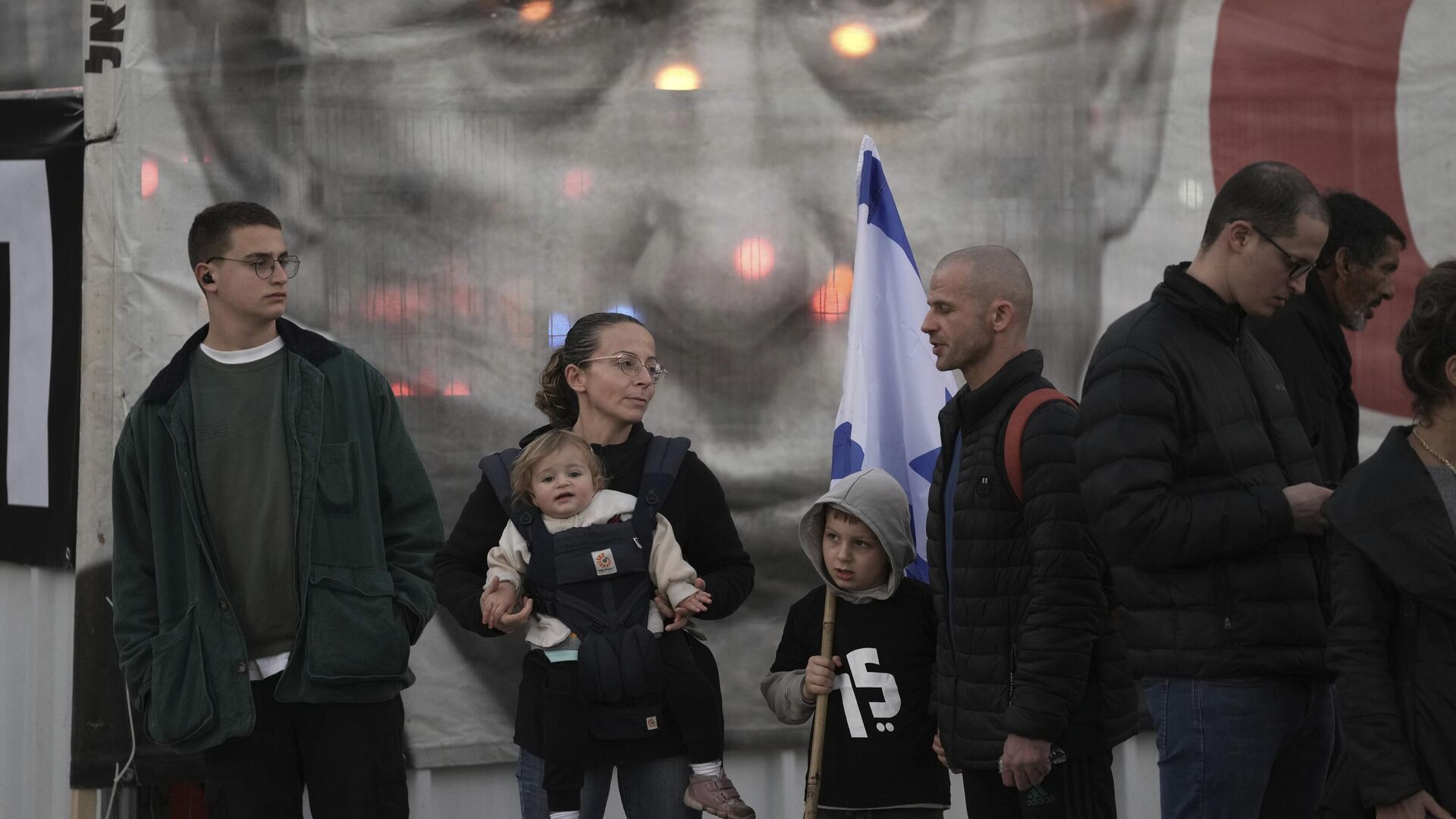 Израильтяне собираются перед протестом против крайне правого правительства премьер-министра Биньямина Нетаньяху в Тель-Авиве - Sputnik Беларусь, 1920, 22.01.2023