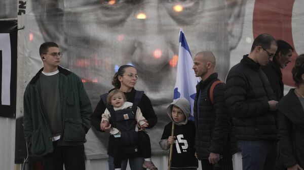 Израильтяне собираются перед протестом против крайне правого правительства премьер-министра Биньямина Нетаньяху в Тель-Авиве - Sputnik Беларусь