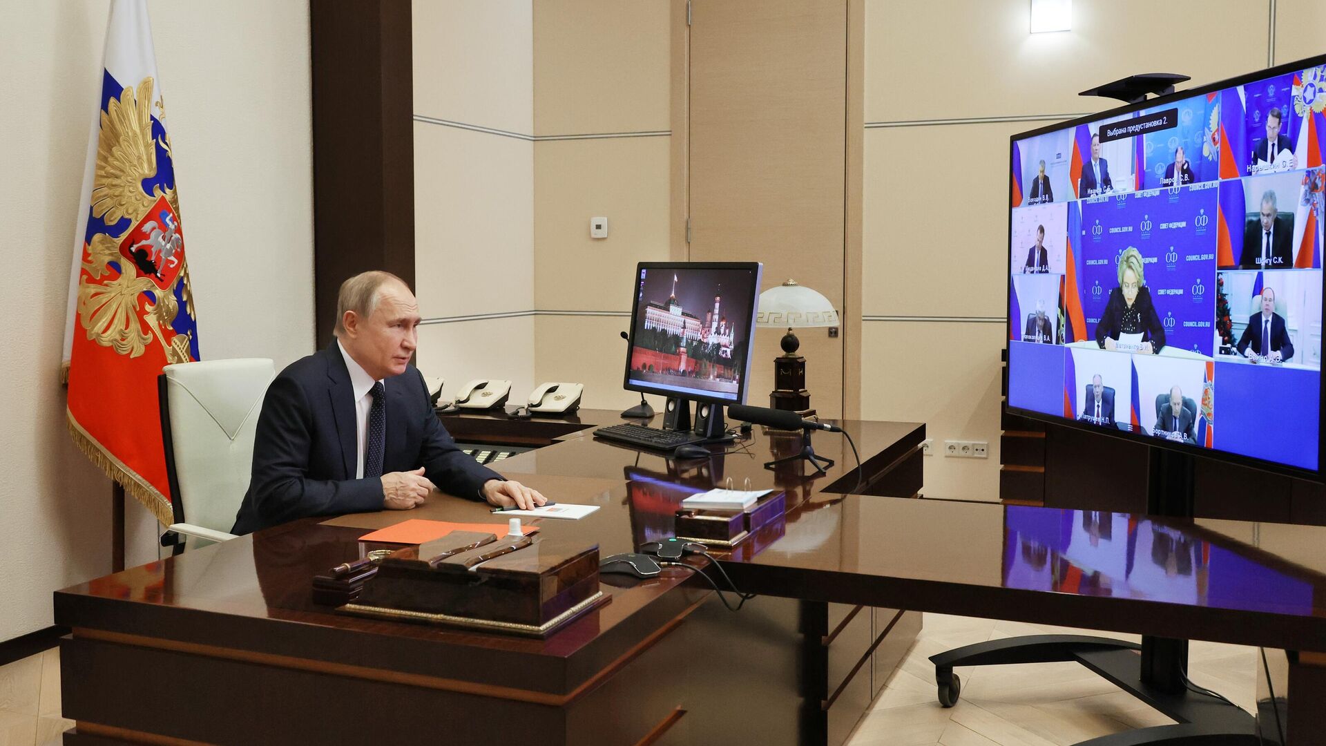 Президент РФ Владимир Путин за рабочим столом в своем кабинете - Sputnik Беларусь, 1920, 25.01.2023