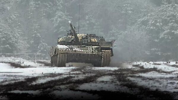 Белорусы начали подготовку к танковому биатлону на АрМИ-2023 ― видео - Sputnik Беларусь