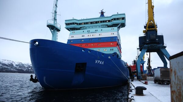 Самый большой ледокол в мире прокладывает путь сквозь льды ― видео - Sputnik Беларусь