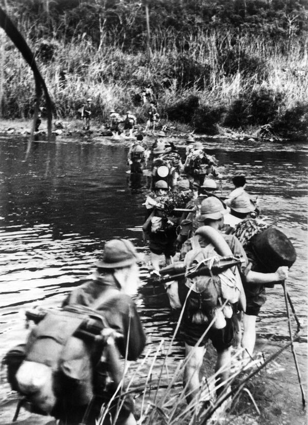 Солдаты вооруженных сил Республики Вьетнам переходят реку в сентябре 1968 года во время учений в Северном Вьетнаме. - Sputnik Беларусь