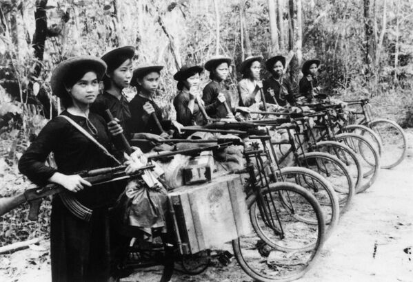 Женщины-солдаты везут на велосипедах оружие и боеприпасы для армии Вьетконга и Северного Вьетнама в Биньлонге в марте 1970 года. - Sputnik Беларусь