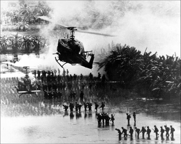 Американские вертолеты охраняют пехотные батальоны, пересекающие рисовые поля 17 августа 1967 года. - Sputnik Беларусь