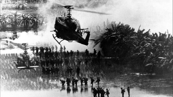 Американский вертолет во время участия во Вьетнамской войне - Sputnik Беларусь